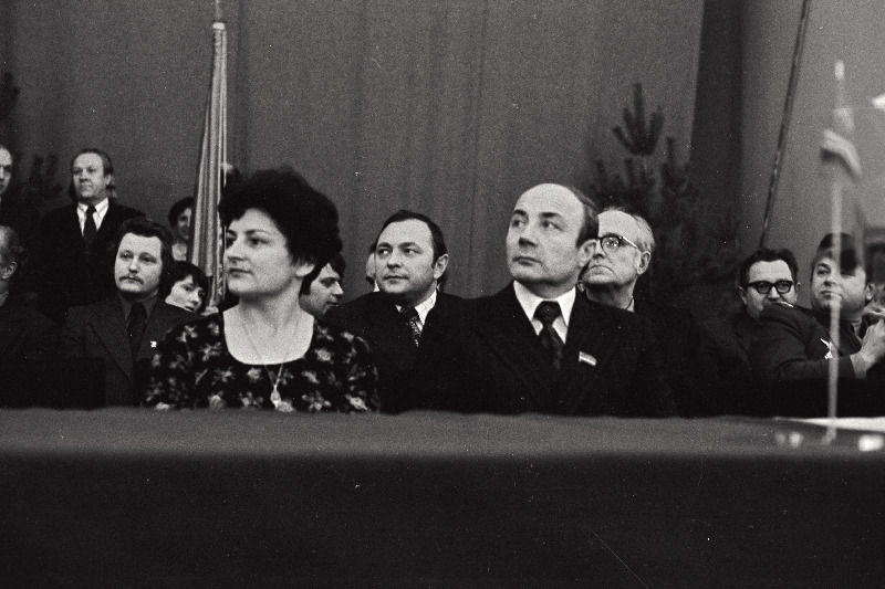 Tartu linnaga sotsialistlikus võitluses oleva Kaunase linna esindajad. Paremalt: Kaunase RSN Täitevkomitee esimees Jonas Razumas, EKP Kaunase Linnakomitee tööstusosakonna juhataja Povilas Bekeris ja Kaunase Raadiotehase kontrolör Elena Alkovikiene Tartu linna partei- ja majandusaktiivi koosolekul.