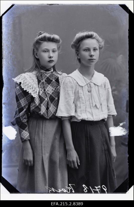 Koik (paremal) sõbratariga.