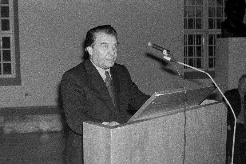 Harju rajoonis toimunud ajalehe "Rahva Hääl" kirjapäevade lõpetamisel Lagedi kultuurikeskuses vastab töötajate küsimustele Eesti NSV aiandusminister Harald Männik.