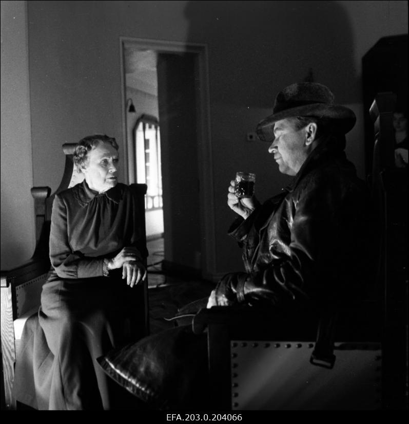 Stseen Tallinnfilmi mängufilmist "Bande". Ned Beamount (Tõnu Kark) vestleb Pauli emaga (Erika Torger).