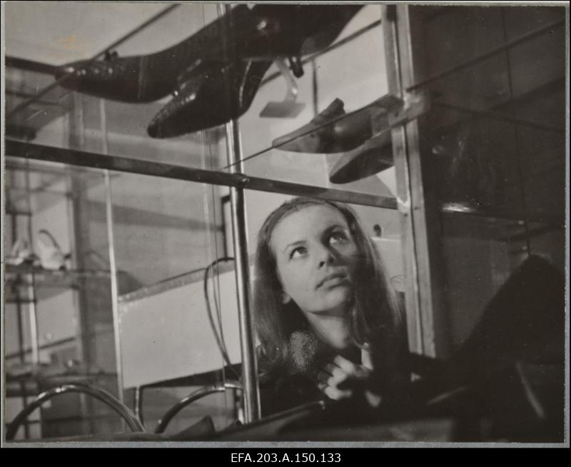 Gerlinda Koppelman Saale osas filmistuudio Tallinnfilm mängufilmis Tütarlaps mustas.