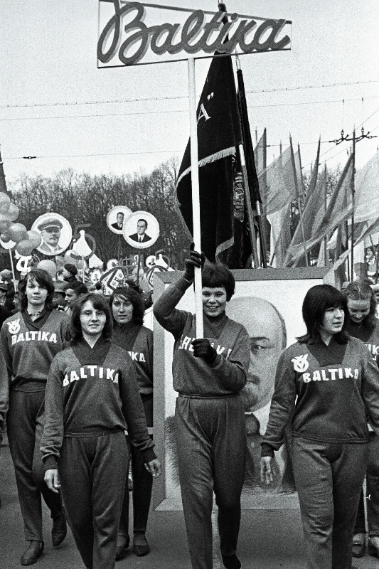 Õmblusvabriku "Baltika" töötajad 1.mai demonstratsioonil.