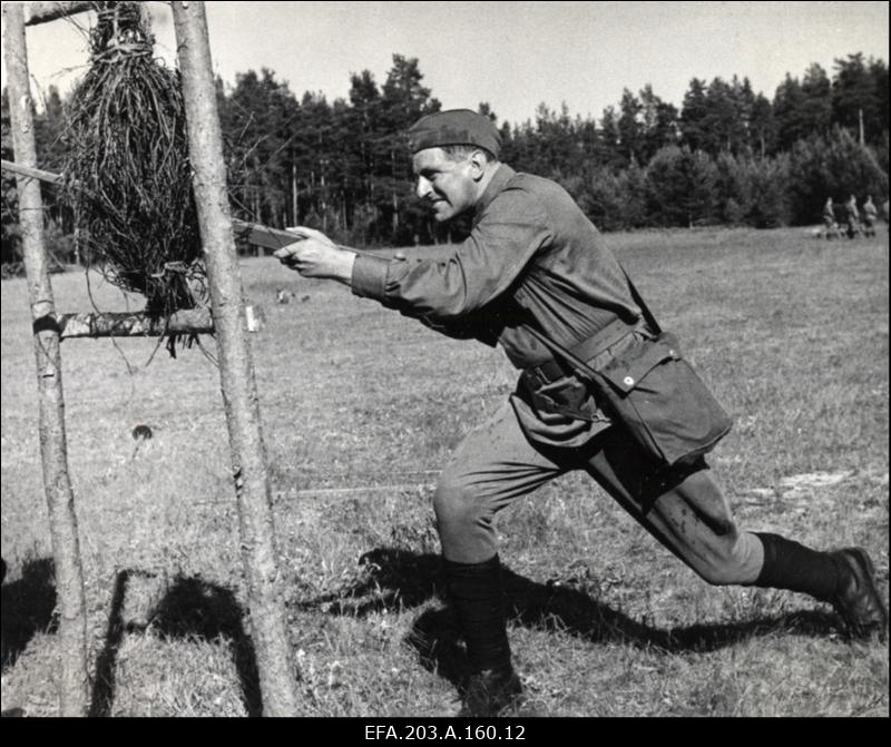 Kaader filmistuudio Tallinnfilm mängufilmist Inimesed sõdurisinelis.