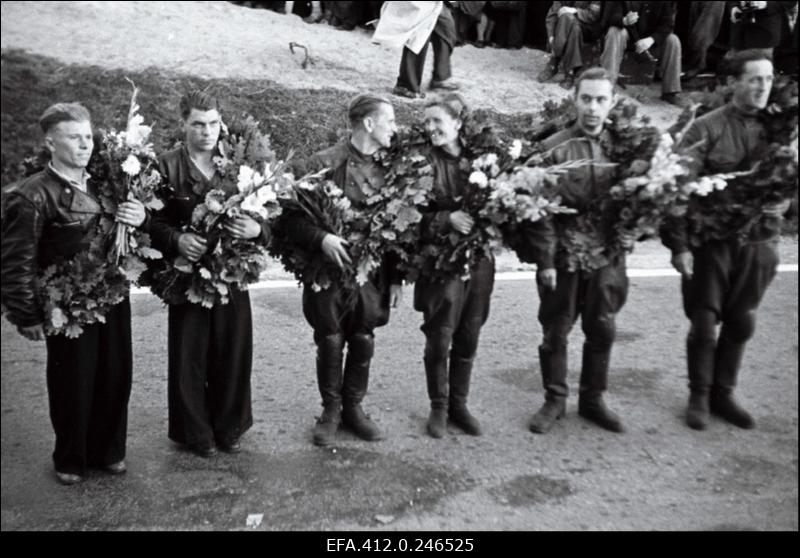 NSV Liidu meistrivõistlused ringrajasõidus Pirita-Kose-Kloostrimetsa ringrajal. Autasutatud motosportlased tammepärjaga.