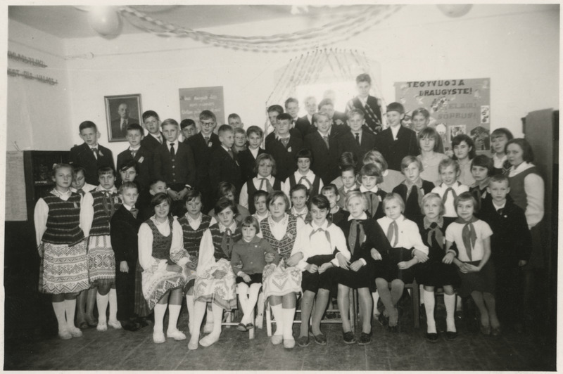Grupifoto Eesti ja Leedu pioneeridest Eesti ja Leedu pioneeride sõpruspeol Nõmmeveere 8-klassilises koolis
