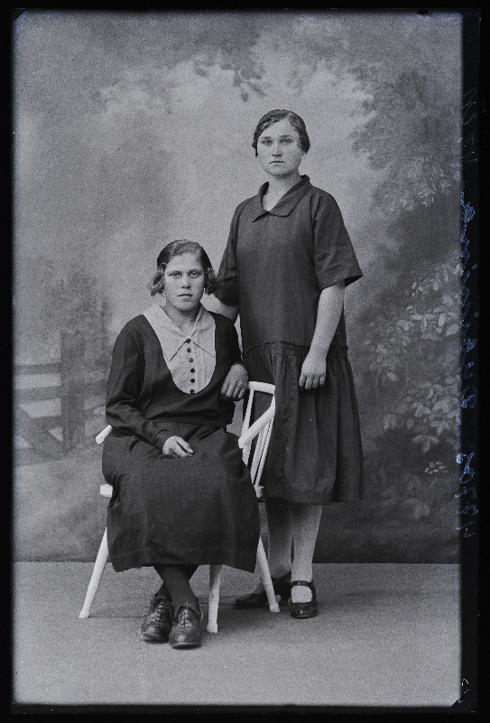 Kaks naist, (foto tellija Dubinina).