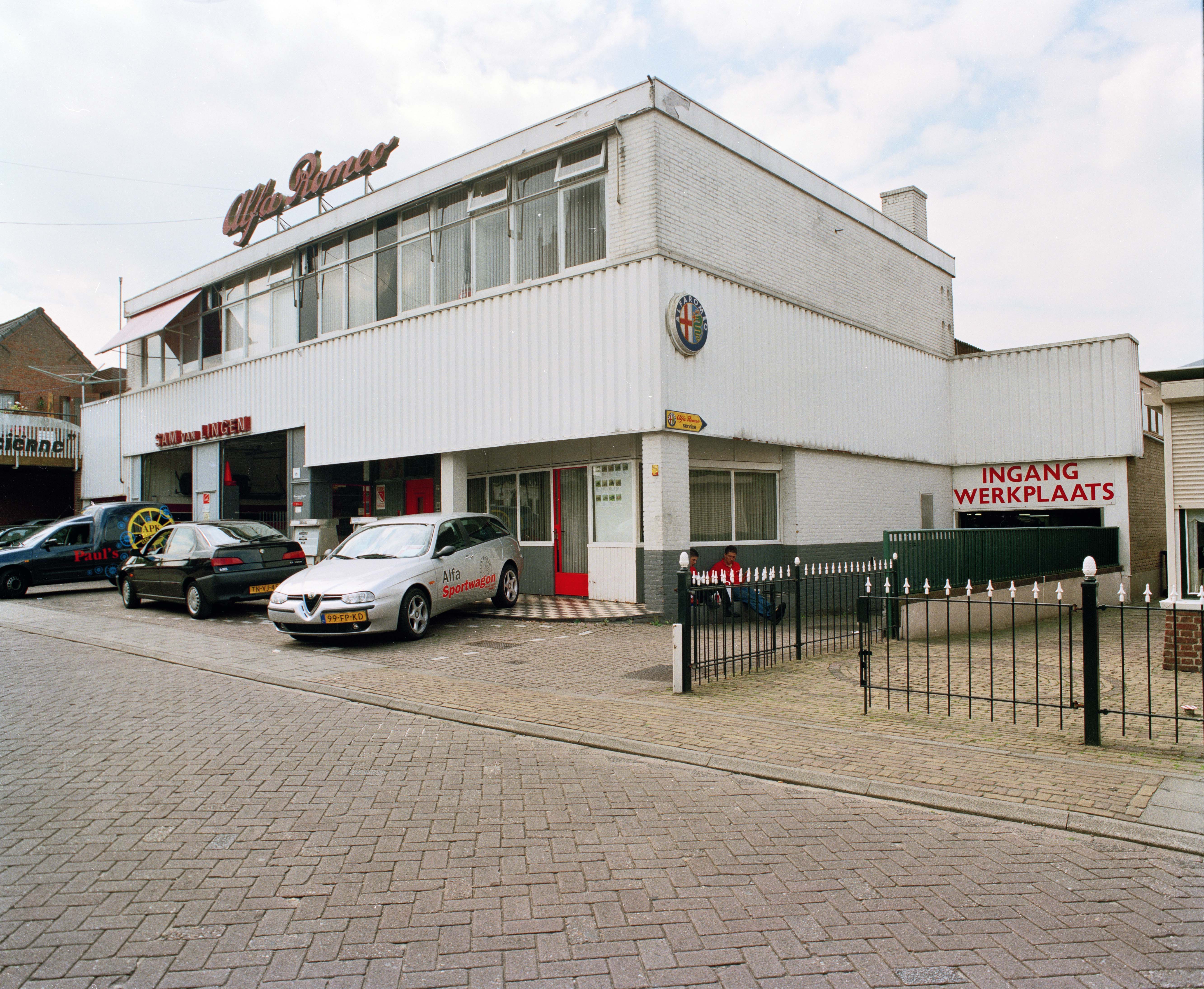 Gezicht op de voor- en zijgevel van de Alfa Romeo-garage Sam van Lingen (Herenweg 5) te Houten.