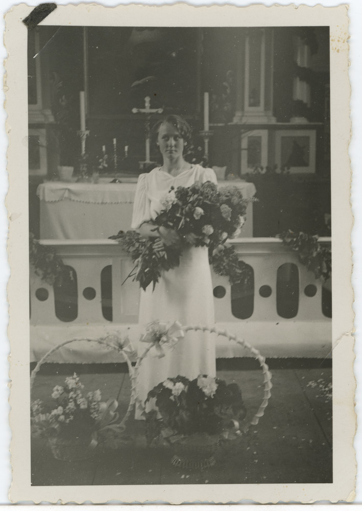 Laine Järv lilledega Karksi Peetri kirikus