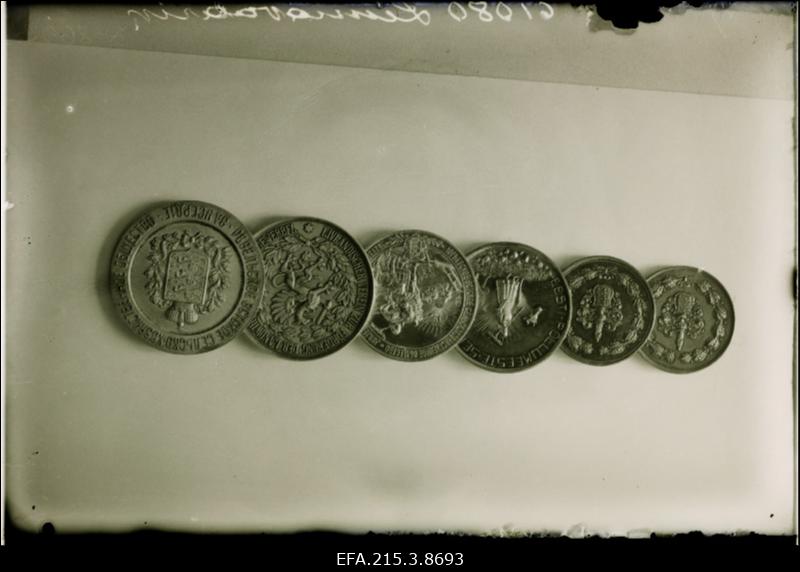 Eesti Põllumeeste Seltsi poolt Viljandi Linavabrikule antud aurahad.