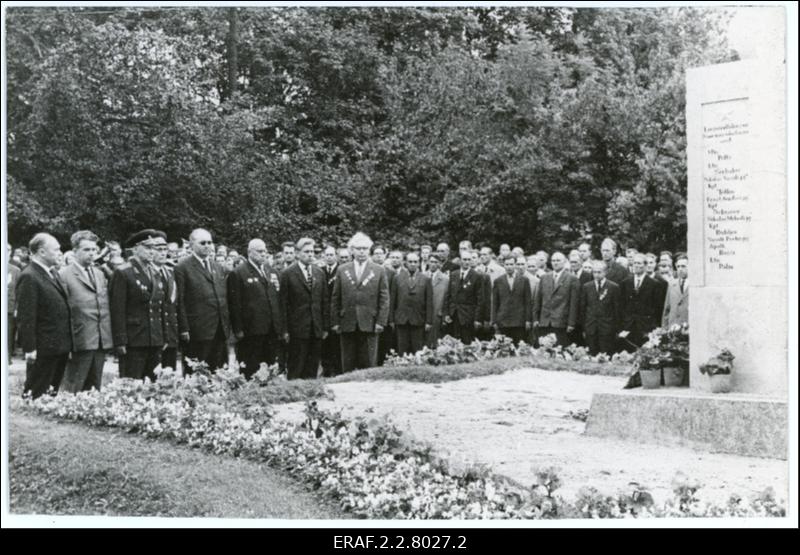 Pidulik tseremoonia Kuressaares lossiplatsil Teises maailmasõjas langenute mälestuseks püstitatud monumendi juures. Osalevad Johannes Undusk,?, Karl Aru, Johan Lombak, Aleksei Müürisepp, August Feldman, Jüri Suurhans. Paremal monument