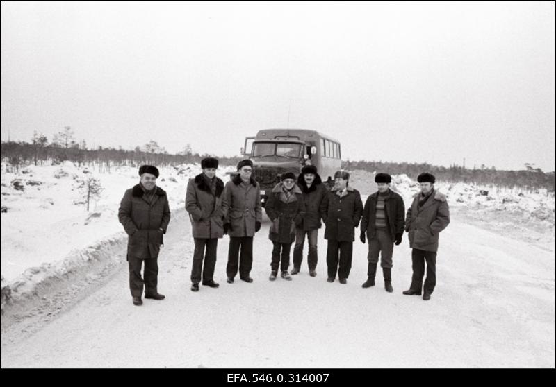 Komsomoli löökehitusel Siberis Pimi asulas töötavad mehed Eestist, et rajada autoteid naftaväljade teenindamiseks.