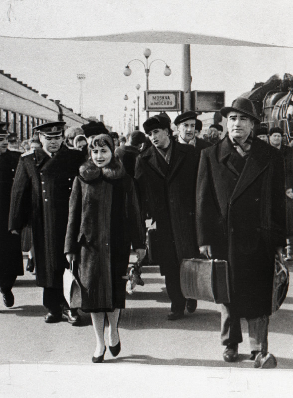 Nõukogude Armee Keskteatri näitlejad Tallinna külalisetendustele saabumisel Balti jaamas.