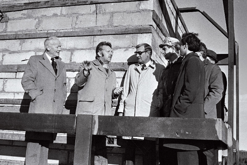 Ameerika Rahvusliku Olümpiakomitee presidendile Robert J. Kanele (vasakul) ja peasekretärile F. Don Millerile annab seletuse Pirita purjespordikeskuse orgkomitee "Olümpia 80" Tallinna osakonna juhataja Oleg Sapožin.