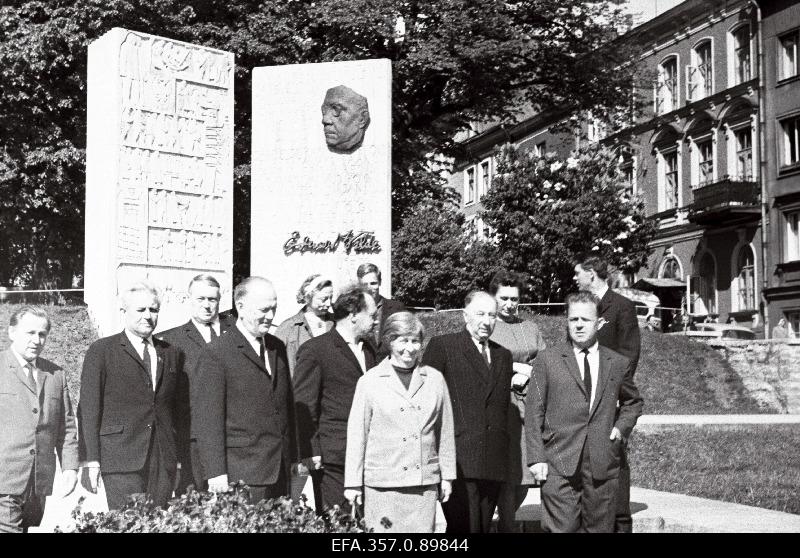 Grupp Karjala-Soome kirjanikke E. Vilde mälestusmärgi juures.