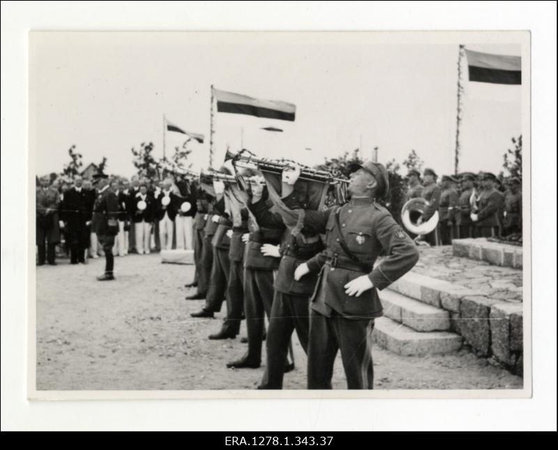 Fanfaaripuhujad K. Pätsi ausamba avamisel.