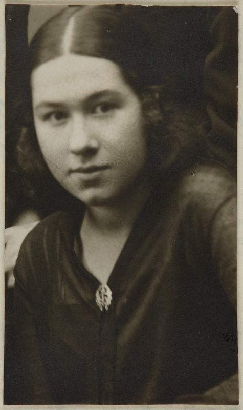 Eesti üliõpilaste seltsi "Veljesto" liige Gerta Marie (Kärt) Kink, väljalõigatud portree suuremast fotost