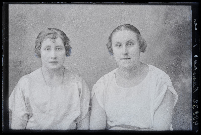 Kaks naist, (foto tellija Kampus).