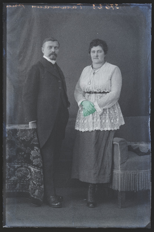 Tammann naisega.