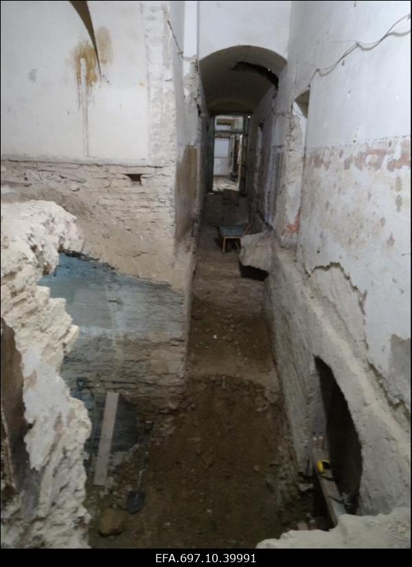 Riisipere mõis. Mõisa peahoone renoveerimistööd. Võlvkeldri väljakaevamine.