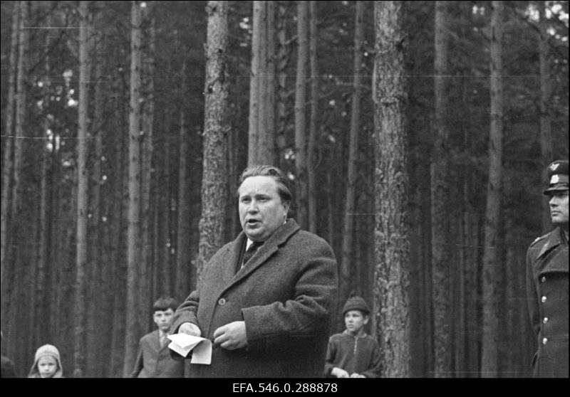 [Sõjaveteranide kokkutulek?] Seltsimees peab kõnet.