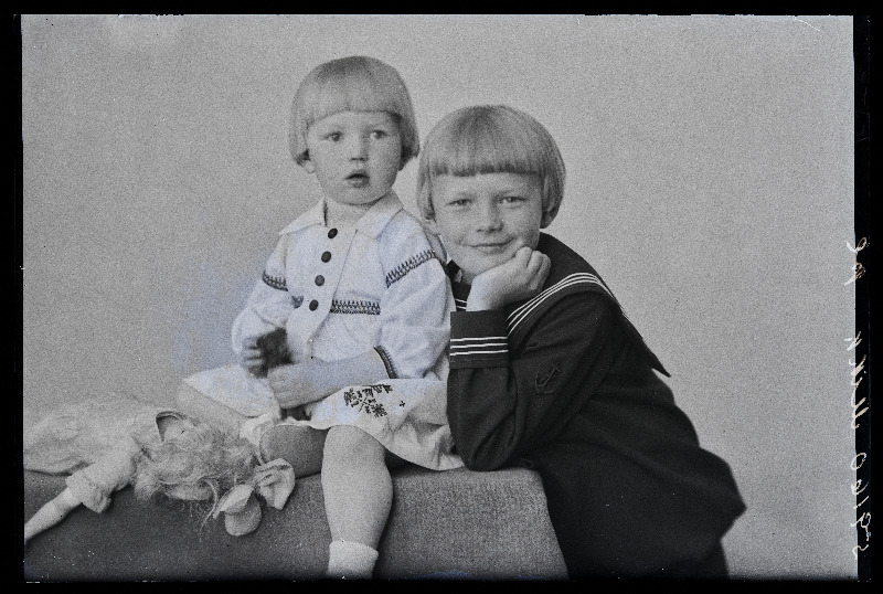 Kaks last, (foto tellija Mikk).