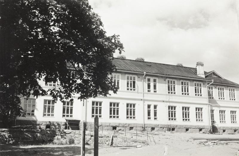 Topeliuksen kansakoulun pienempi puinen rakennus ja sen pihaa vuonna 1957.
