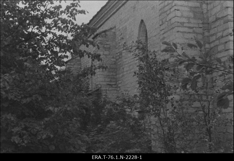 Koeru kõrts. Krahvide Tollide hauakabel. Fragment kagust