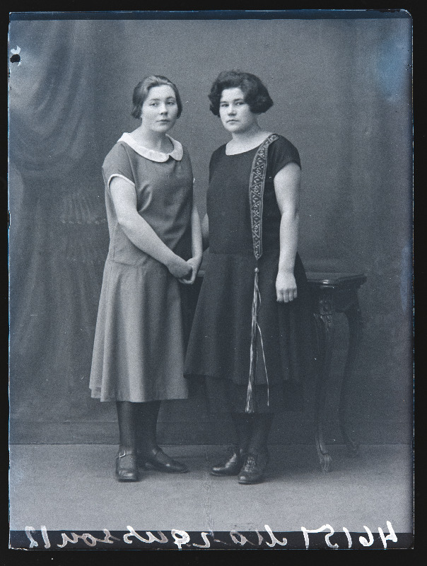 Kaks naist, (foto tellija Margusson).