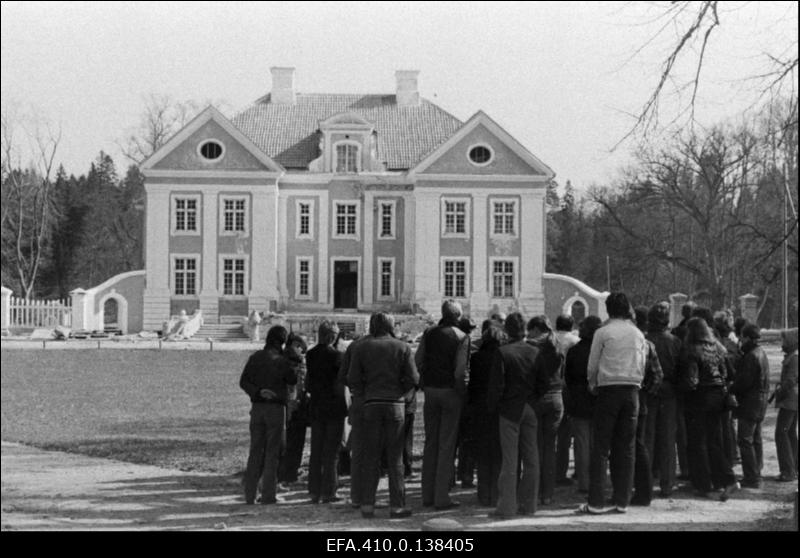 Ed. Vilde nim. Tallinna Pedagoogilise Instituudi töötajad tutvuvad Palmse mõisaga Lahemaa Rahvuspargis.