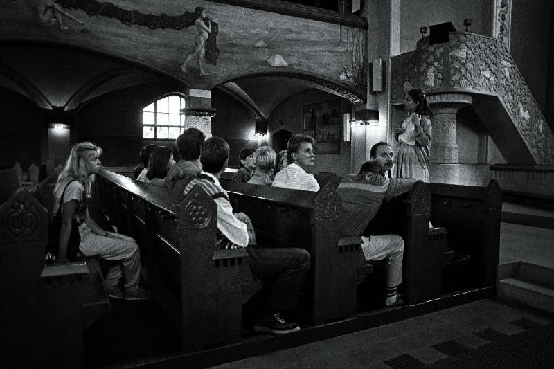 Eesti noored Tabasalust Soomes tutvuvad Toomkirikuga.