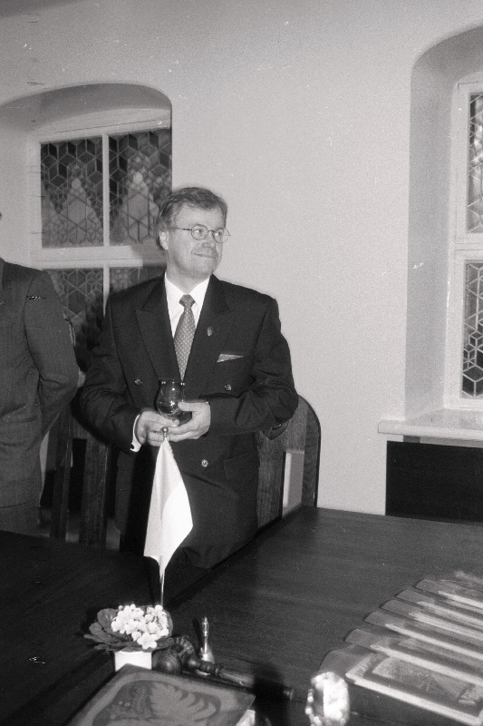 Linnavalitsuses; Märt Moll; Maavalitsuses; Riigikogu liikmed; Soome-Porvoo juhid.