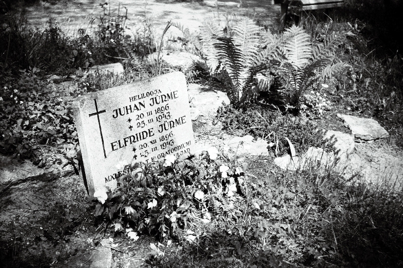 Helilooja ja pedagoogi Juhan Jürme haud Metsakalmistul.