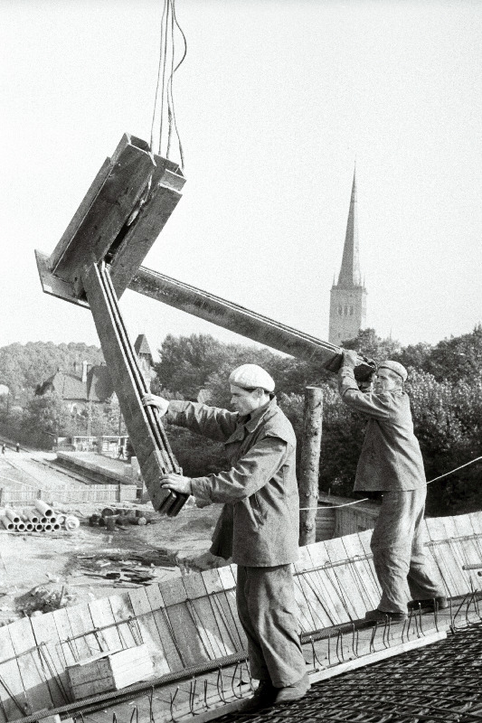 Töölised S. Denisjev ja A. Grigorjev paigaldavad armatuuri Tallinna jaama linnalähiste rongide ootepaviljoni ehitusel.