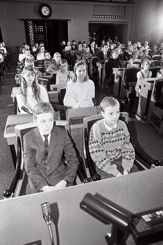 Lapsed Toompeal, istuvad Riigikogu saalis.