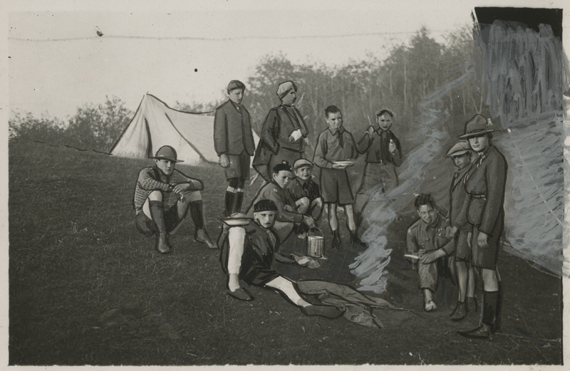 Tartu skautide V (Noorte Meeste Kristliku Ühingu) rühma suvelaager Pangodis 06.1929, skaudid toitu valmistamas