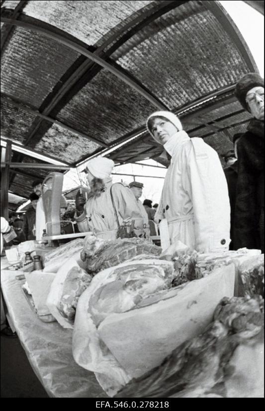 Kauplemine keskturul.