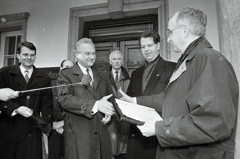 Rootsi autofirma Volvo Cars Nordic Countries Corp. asepresident Knut Joelsson (paremal) annab Eesti Ülemnõukogu esimehele Arnold Rüütlile (vasakult 2.) üle Volvo-960 võtmed. Paremalt 2. väliseesti ajakirjanik Andres Küng, 3. Riigikogu liige Raoul Üksvärav ja vasakult 1. Rootsi suursaadik Eestis Lars Grundberg.