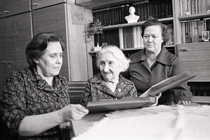 Kommunistliku Partei veteran Hilda Andresen tütarde Erika Andreseni (vasakul) ja Hilja Gulovaga fotoalbumit vaatamas.