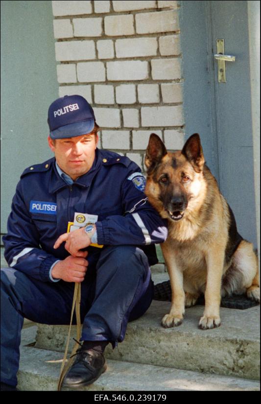 Politseinik dresseeritud koeraga.
