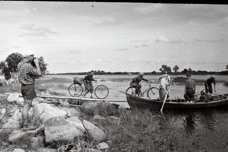 Väike-Maarja Keskkooli õpilased ekskursioonil Leningradi Vasknarva lähedal jõge ületamas.