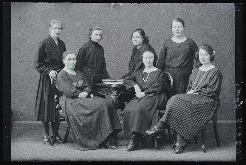 Grupp naisi, (foto tellija Lodi).