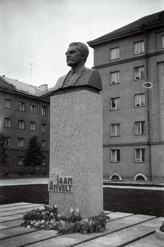 Kirjaniku ja kommunistliku tegelase Jaan Anvelti mälestussammas.
