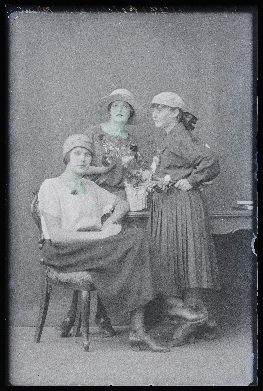 Grupp naisi, (foto tellija Reichmann).