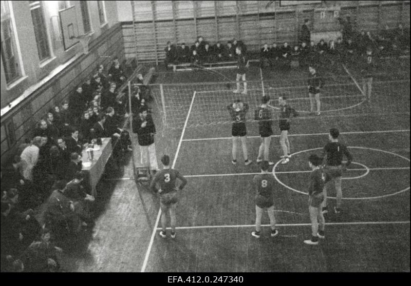 Võrkpallivõistlused Tallinna Ehitustehnikumi võimlas.