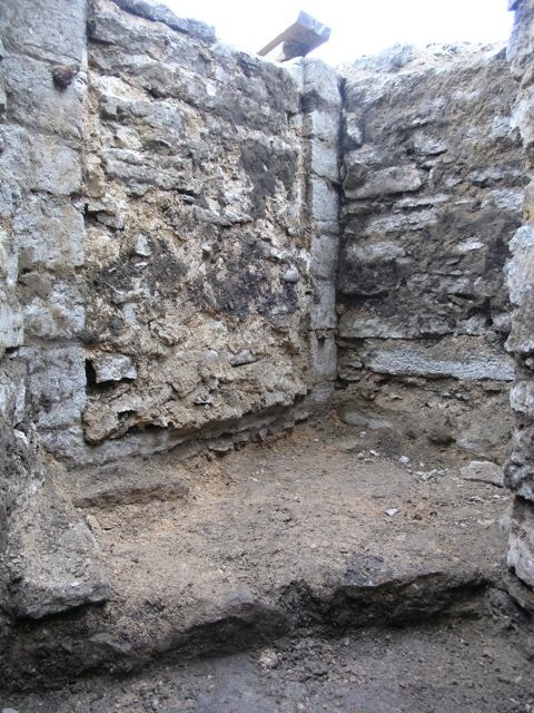 Arheoloogilised väljakaevamised Vabaduse väljakul. Kinnimüüritud ava vallikraavi suunas.