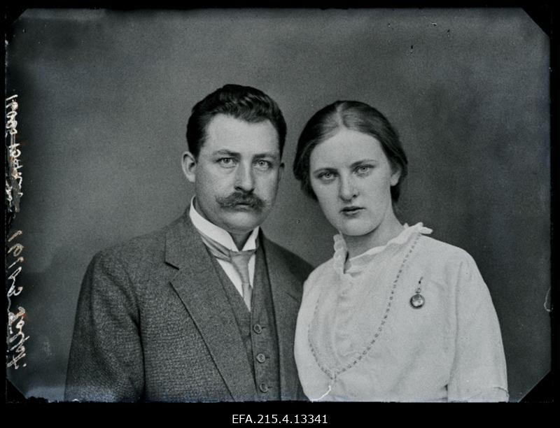 M. Tölpt abikaasaga Põltsamaalt.