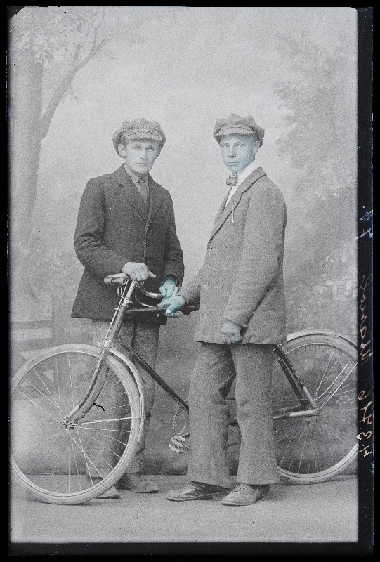 Kaks meest jalgrattaga, (foto tellija Ivanov).