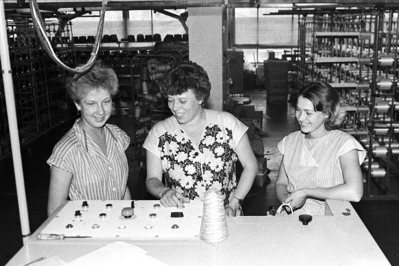 Vabriku Sulev noortejuhendaja Olga Bazõkova noortööliste keskel.