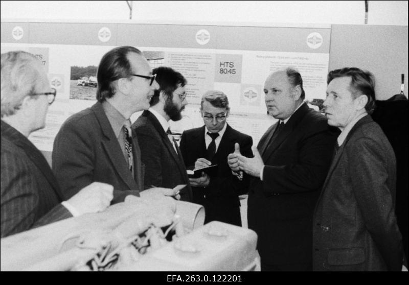 Saksa DV põllutöömasinate õppekeskuses Eesti Põllumajanduse Akadeemias vestlevad EPA teadusprorektor Armand Sukamägi (vasakult 2.) ja Eesti NSV Agrotööstuskoondise aseesimees Oskar Kolde (vasakult 5.).