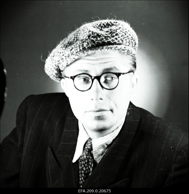 Näitleja Tõnis Kask Romašovi osatäitjana V. Kaverini näidendis Kaks kaptenit.